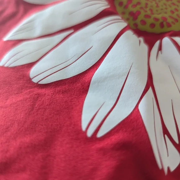 Daisy Graphic Women's Top Red - Picture 4 of 5